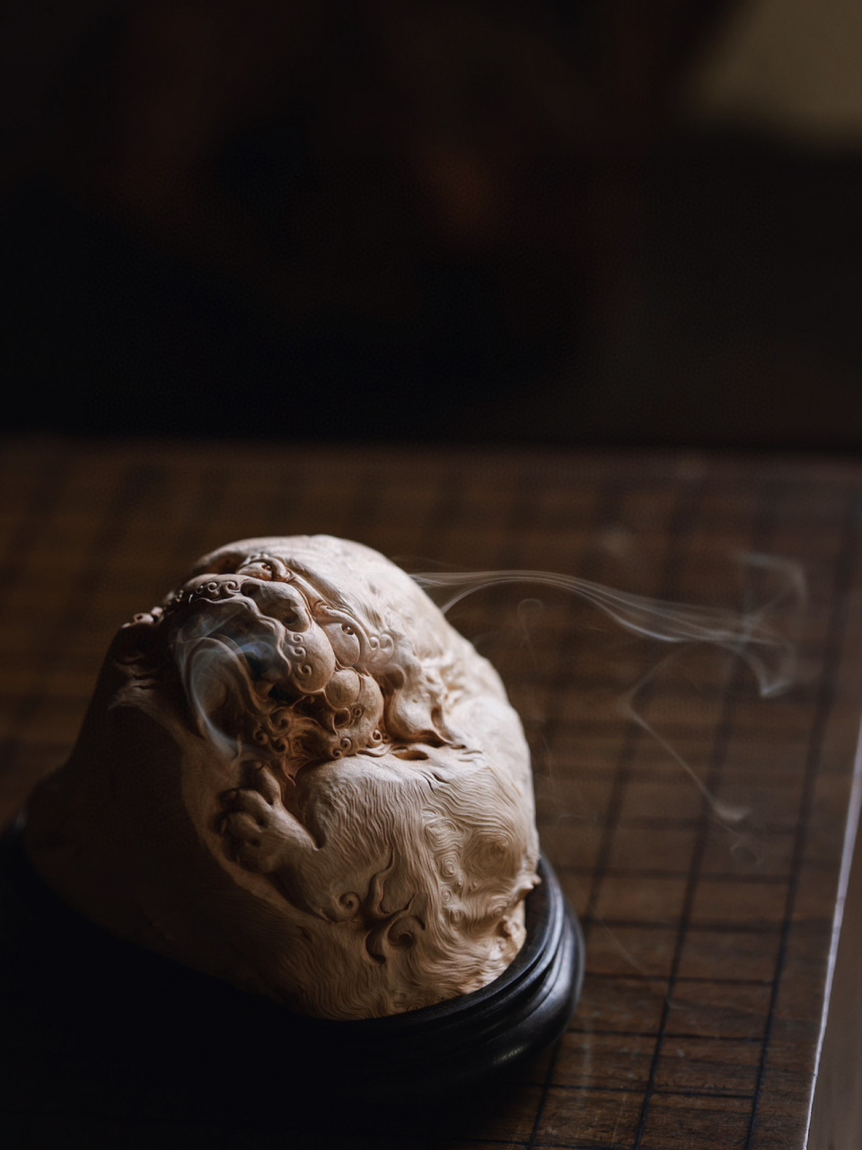 奶凶奶凶的狮子香炉! ￼ 荔枝木|瑞狮香炉 瑞狮俯卧,两目圆睁,炯炯