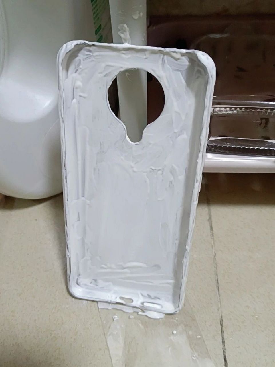 手机壳发黄清洗 刚刚刷到一个姐妹发的,涂上牙膏24小时洗掉.