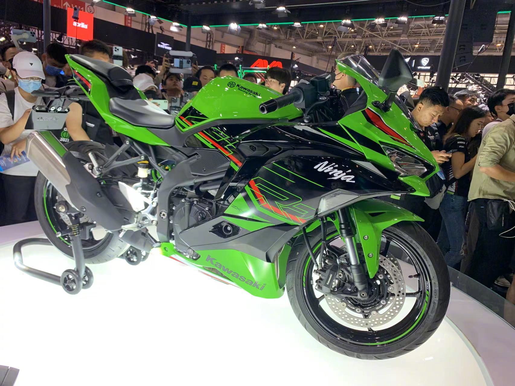 川崎四缸忍者ninja zx-4r正式发布,r版售价69800元,rr版售价76800元