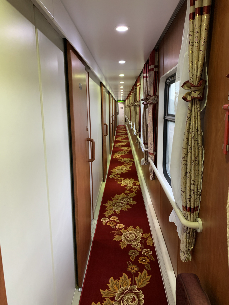 兰州去敦煌,千万别做高级软卧 7月是旺季呢,但是没人,整个车厢就我们