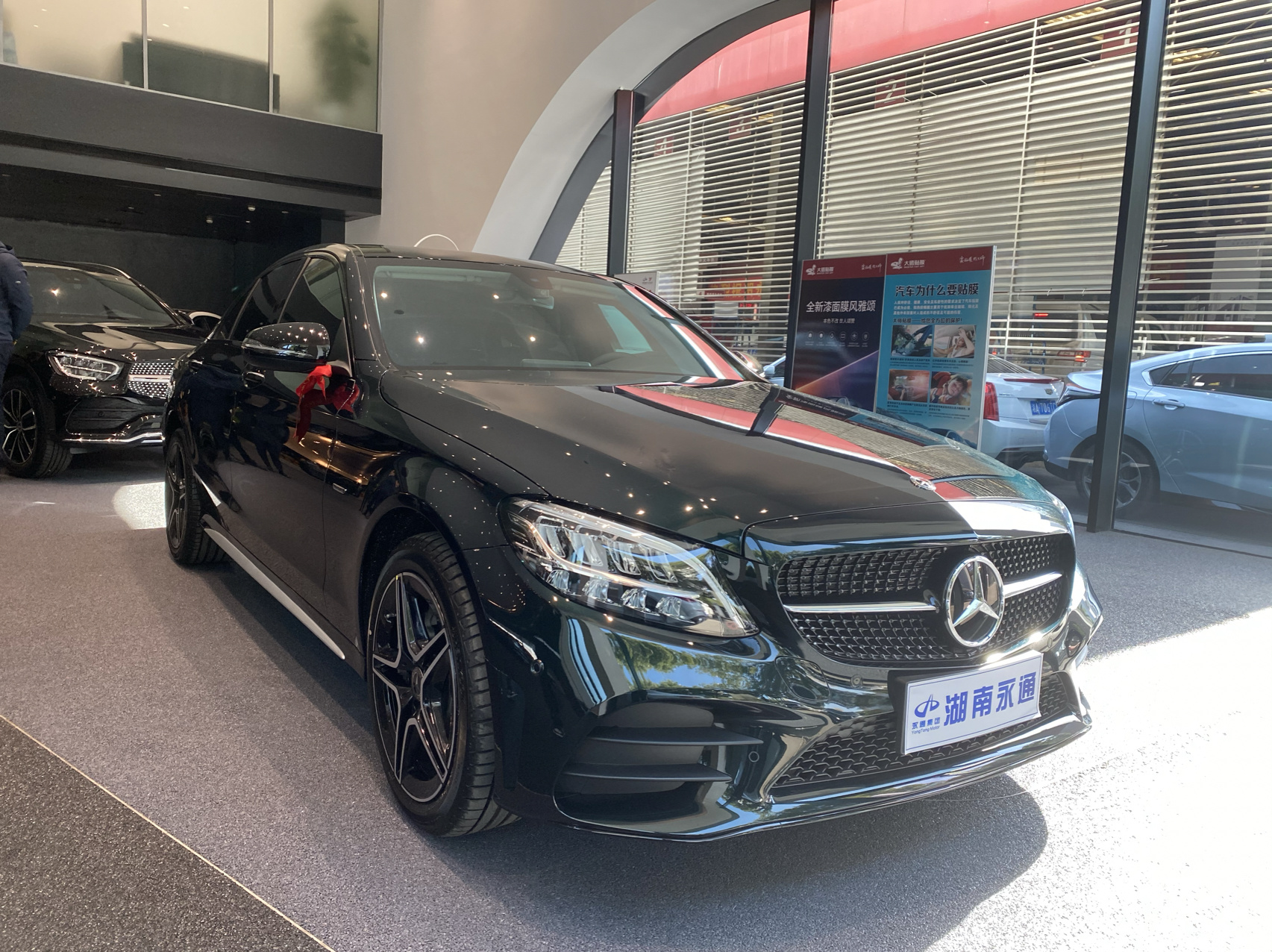 奔驰c260l 祖母绿星耀版 裸车价:320800 保险:1.