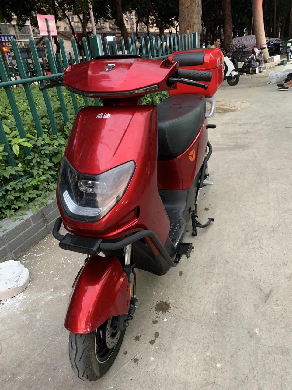 雅迪dt6,新国标车,小蓝牌,换了全新铅酸蓄电池,质保一年,续航40公里