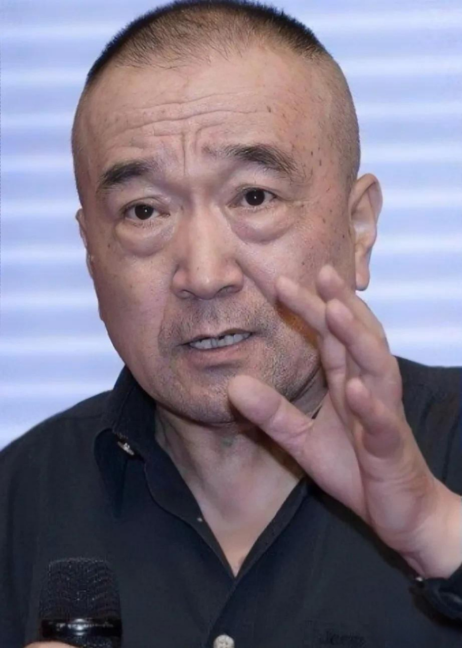 李保田性格耿直,听罢略显激动,当场反问记者:你让我怎么打招呼啊?