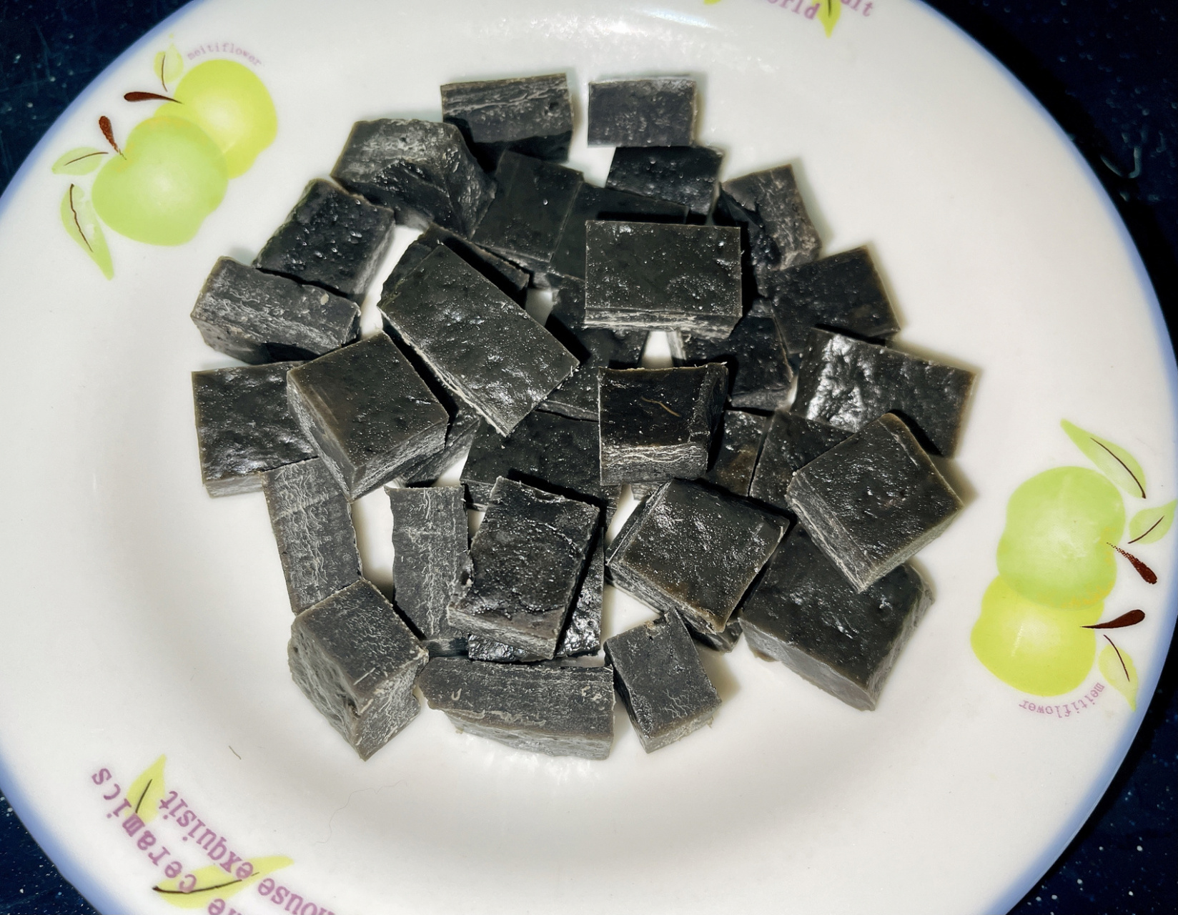 北海美食 | 鸡屎藤糖水 8215鸡屎藤是一种药材,做成糖水是广西