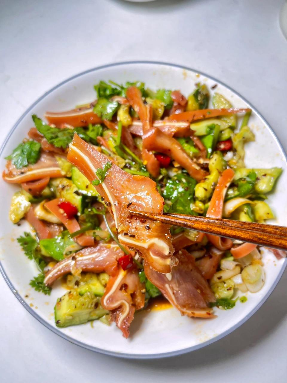 吃起来嘎嘣脆的黄瓜拌猪耳朵,家里过节桌上都有的一道菜,酸辣爽口还