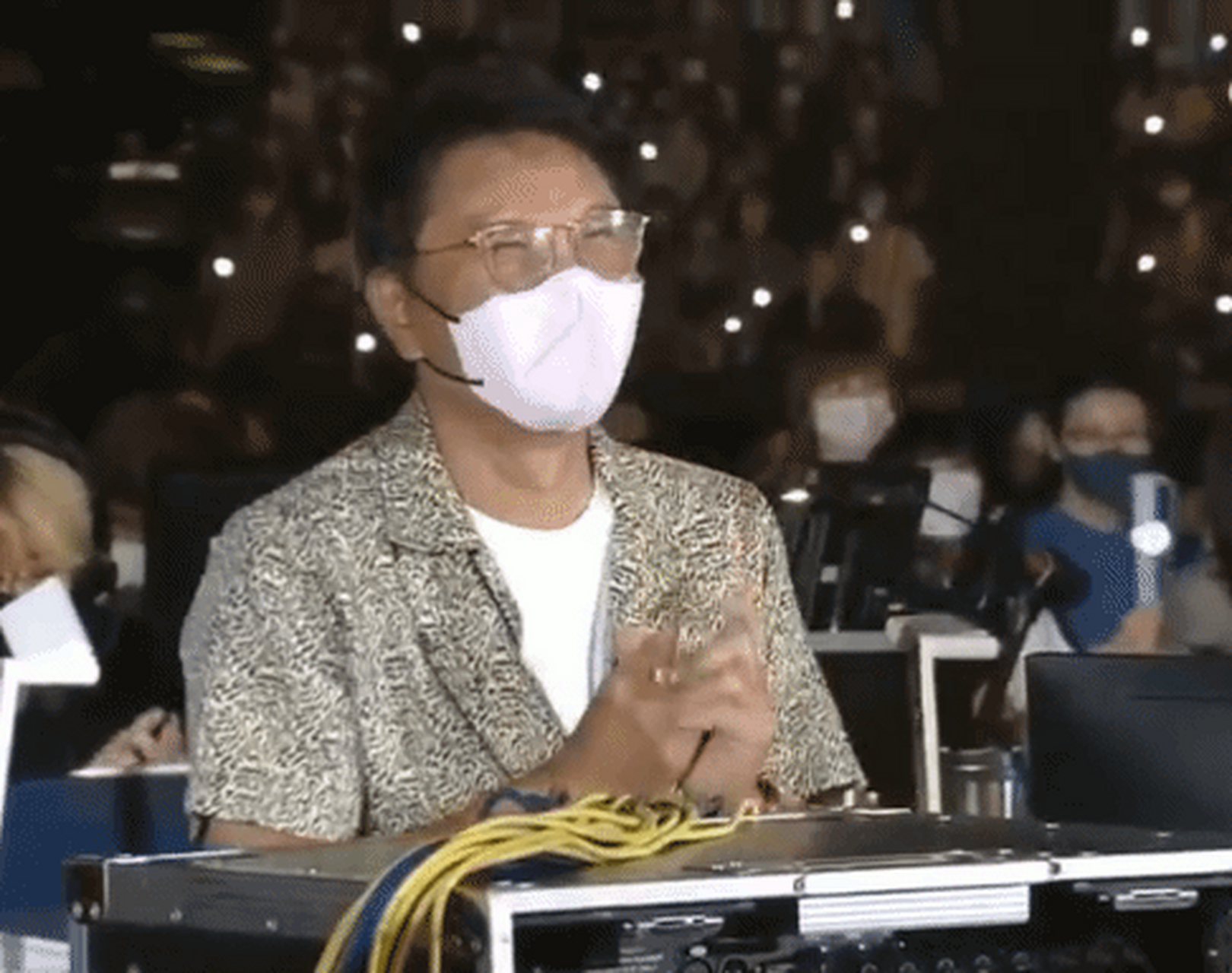 李秀满比心方式#请李秀满老师停止散发您的可爱,是真的停止[喵喵]