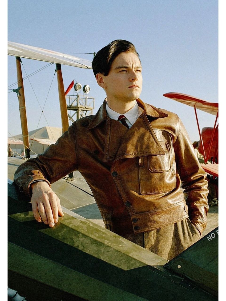 《飞行家》,电影讲述的是天才霍华德休斯的传奇人生,特别是他关于飞行