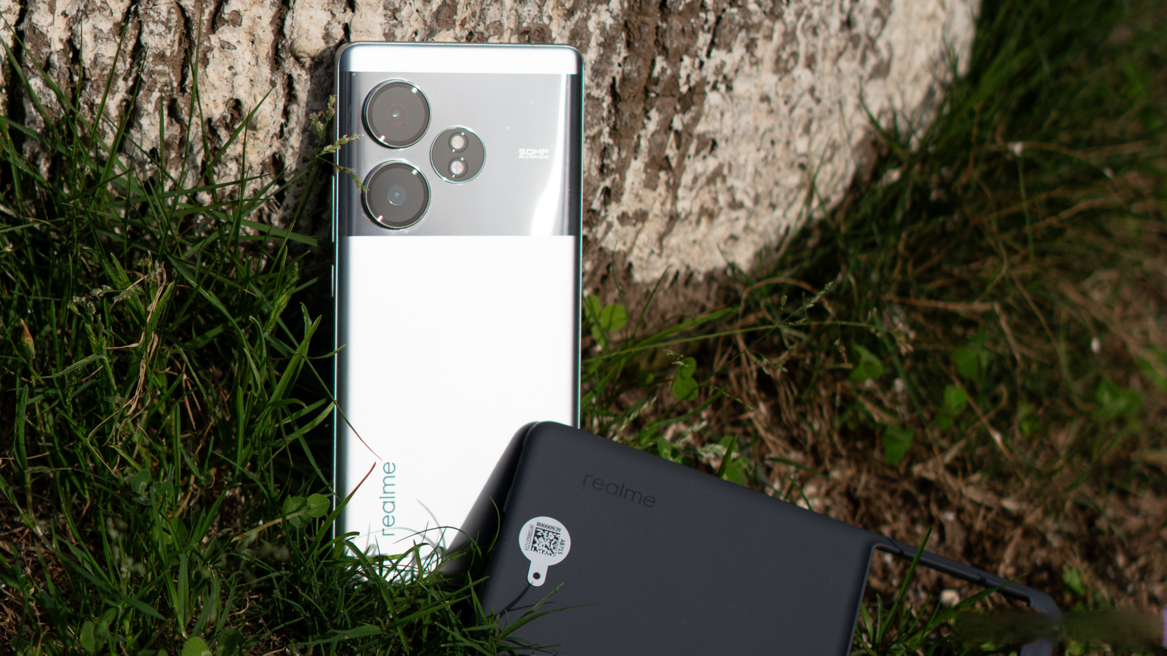 真我gt neo6 se「流银骑士」的银色真的很帅,尤其是光哑拼接工艺谠 