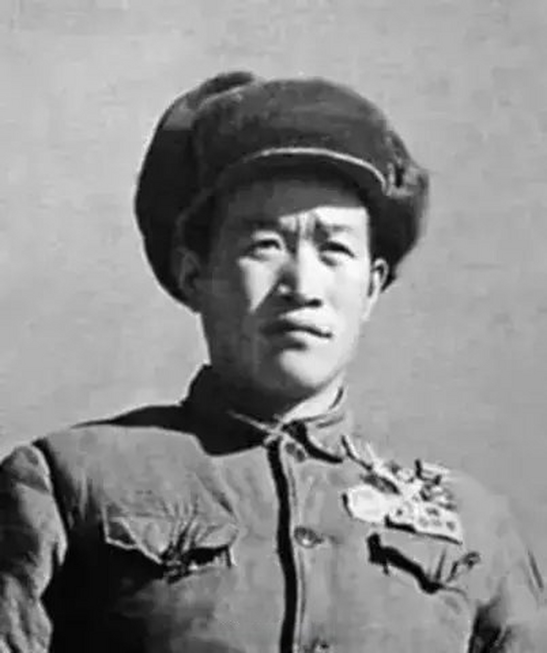 侦察排副排长杨育才带领侦察班! 换上敌人的服装装备!