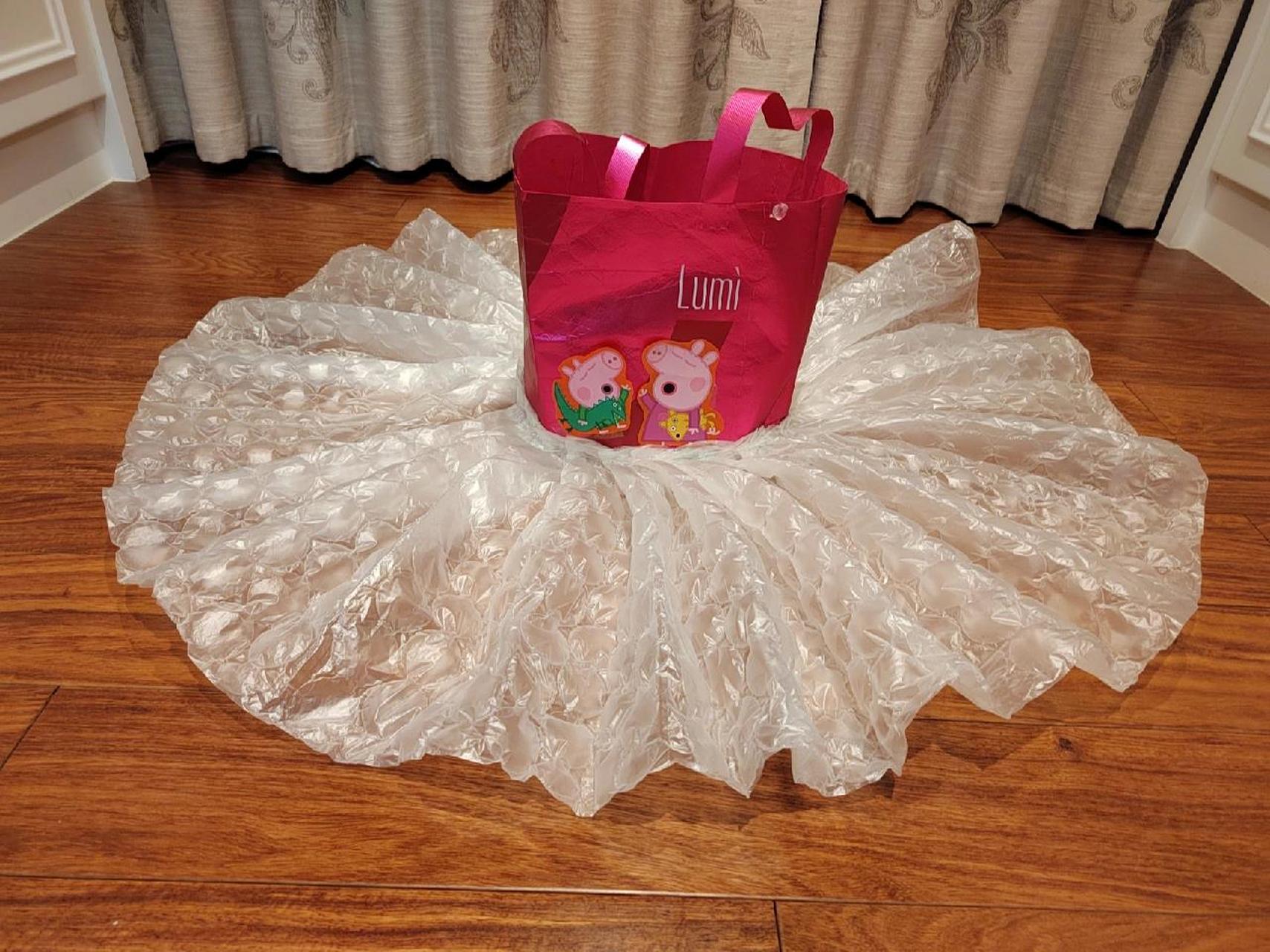 儿童环保服装制作diy 上面是塑料袋,下面是快递塑料纸.