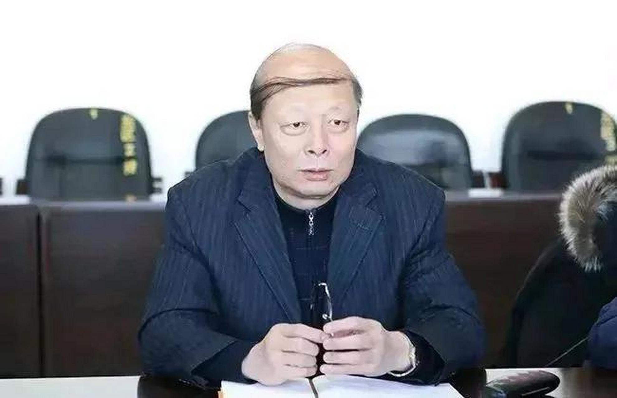 哈尔滨师范大学校长辛宝忠最近成了网红,原因是他的发型引发网友热议.