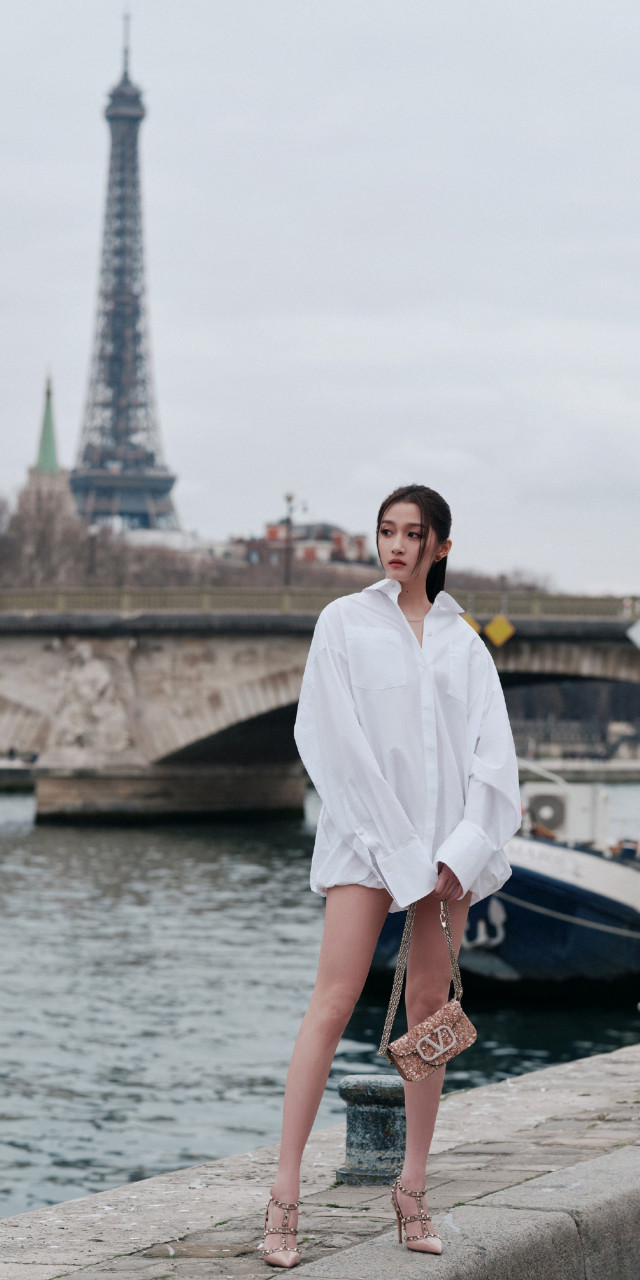 关晓彤白色浴袍怼脸壁纸美照