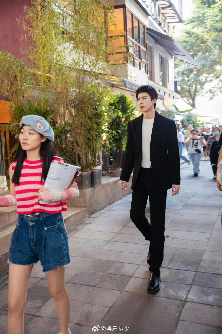 刘宇宁新剧路透,虽然身高是男人最好的医美,但是怎么脸越来越像华语