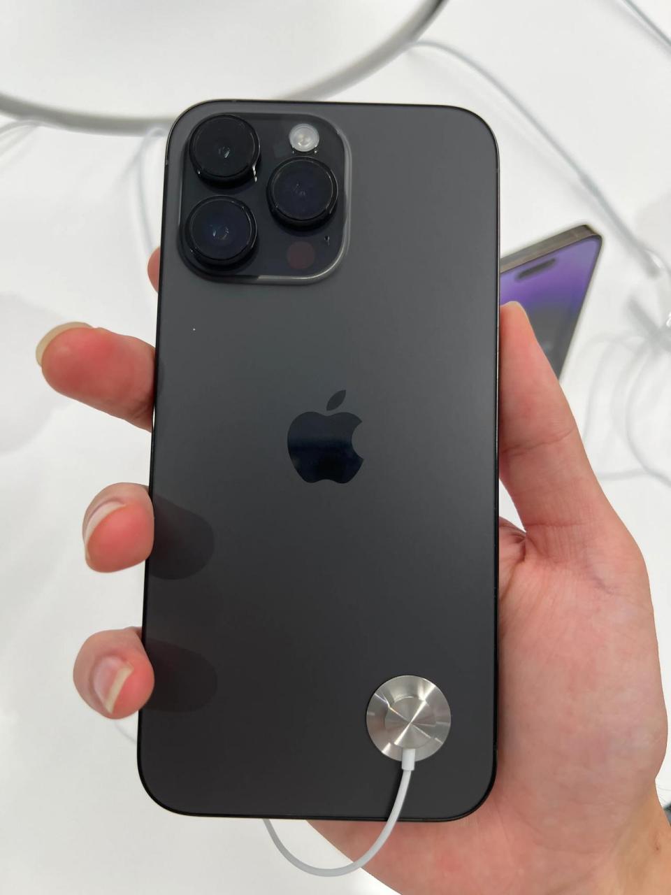 iphone14pro四种颜色排名如下: 银色=暗紫>黑色>金色 今天刚好周末便