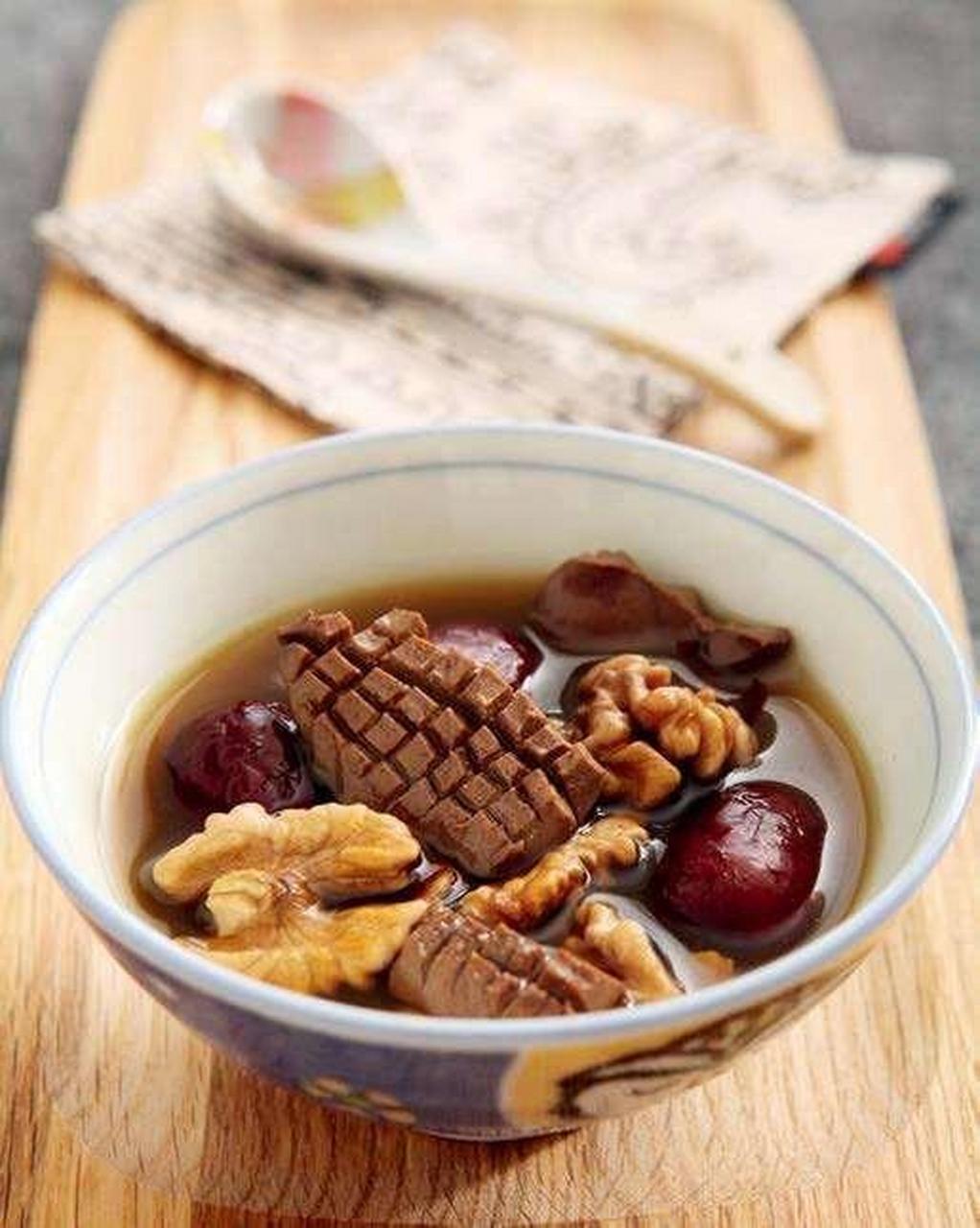 滋补肝肾强筋壮骨 滋补肝肾 强筋壮骨 2人份 1小时 原料 猪腰1个,核桃