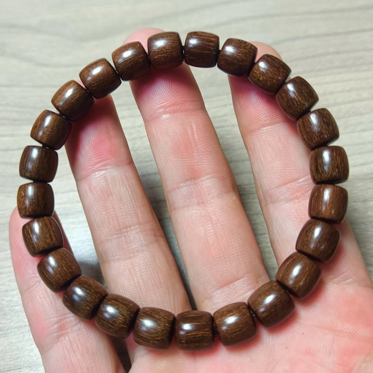唯一可盘玩的沉香-巴布亚贡木沉香 巴布亚贡木沉香为高油性淡香硬木