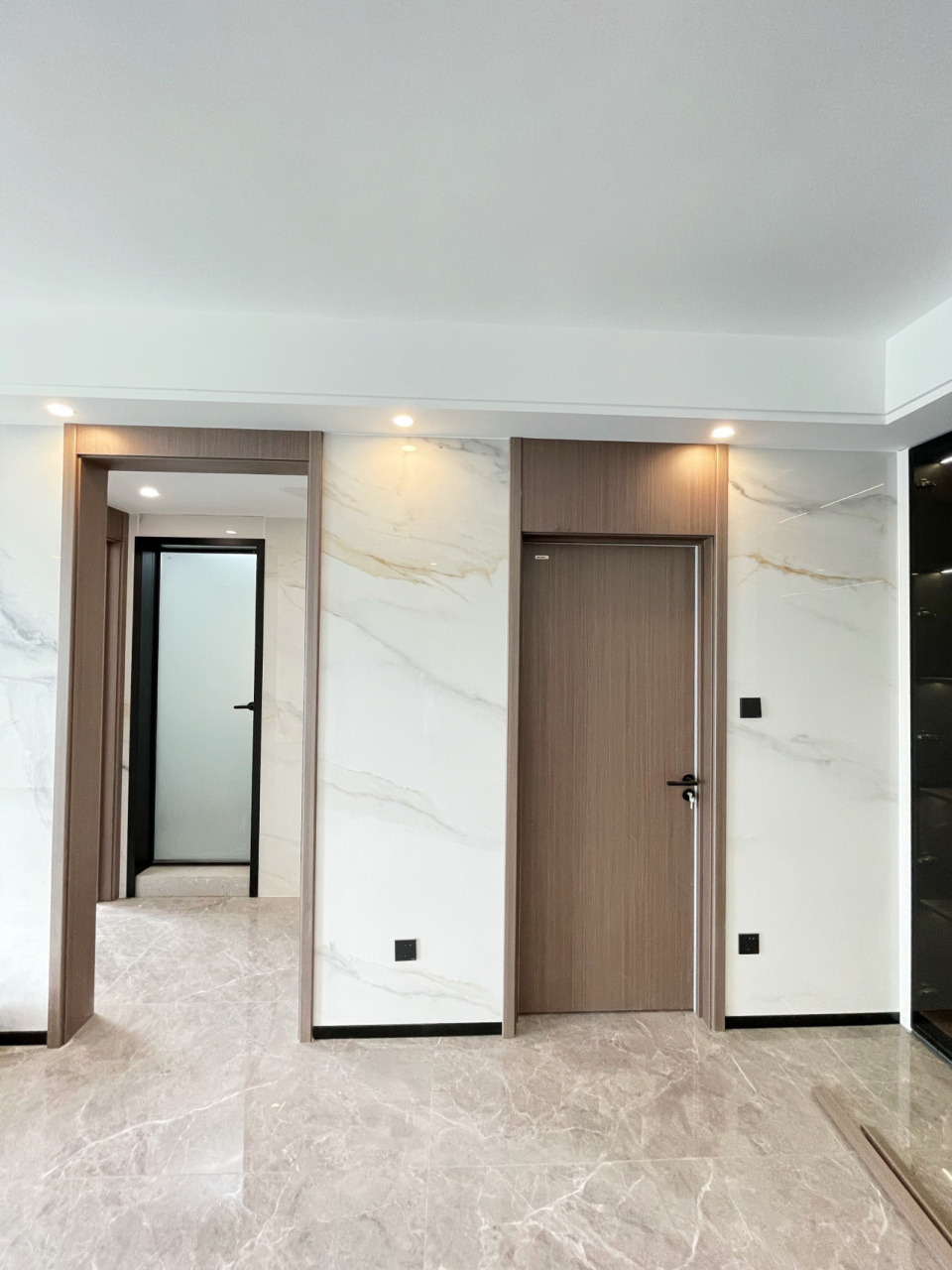 一门到顶就是大气 又一家全房木作完工,落地实拍 正面加了门楣板,一门