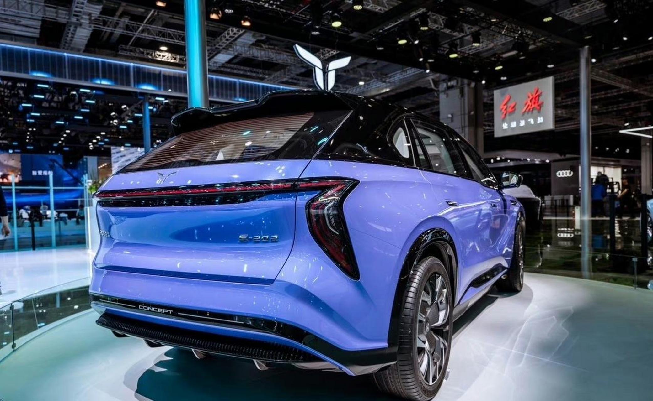 红旗e202正式亮相上海车展了红旗新能源的前脸设计,我怎么感觉它有点"