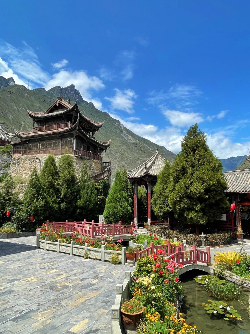 的川西明珠/薛城古镇 90景点介绍: 薛城,位于阿坝州理县杂谷脑河岸