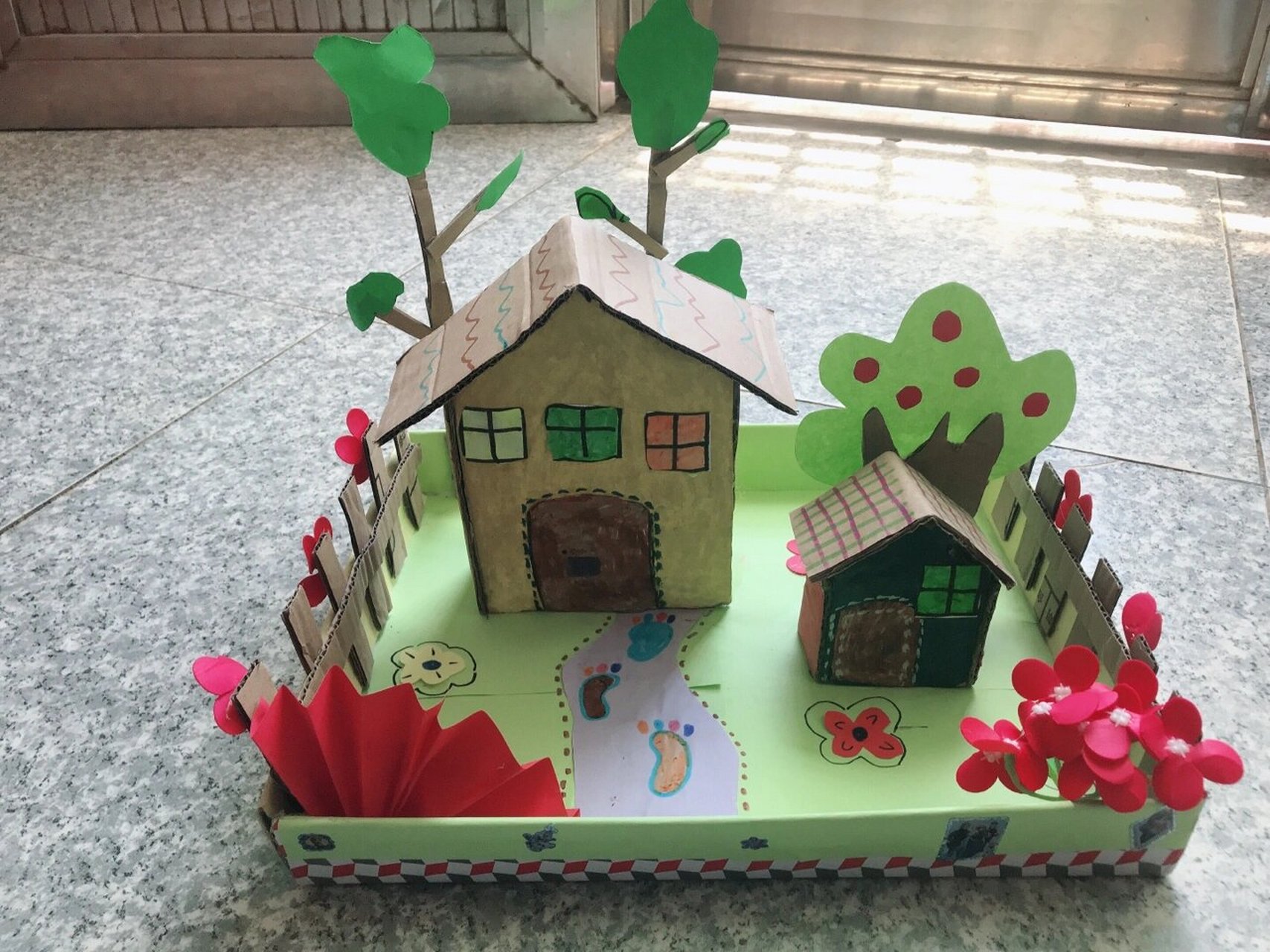 幼儿园手工作品 大班废旧材料改造作品已安排上
