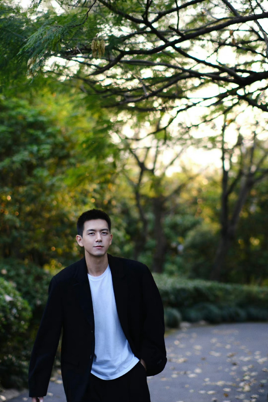 李现|街头随拍"给闹铃放两天假"很有生活气息的一组照片,李现状态给人