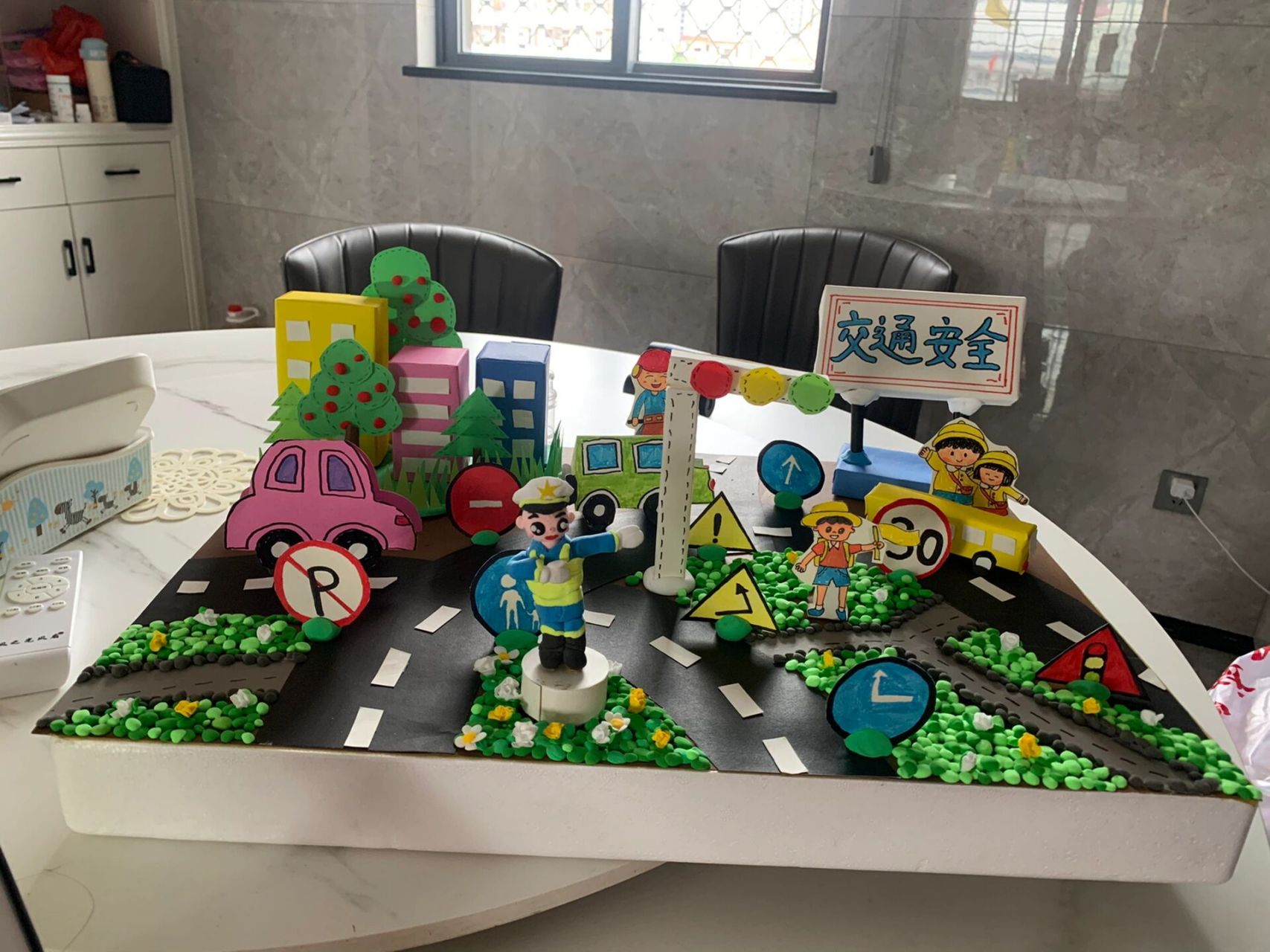 幼儿园作业交通安全手工作品  # 做了1天,用卡纸和轻粘土完成73