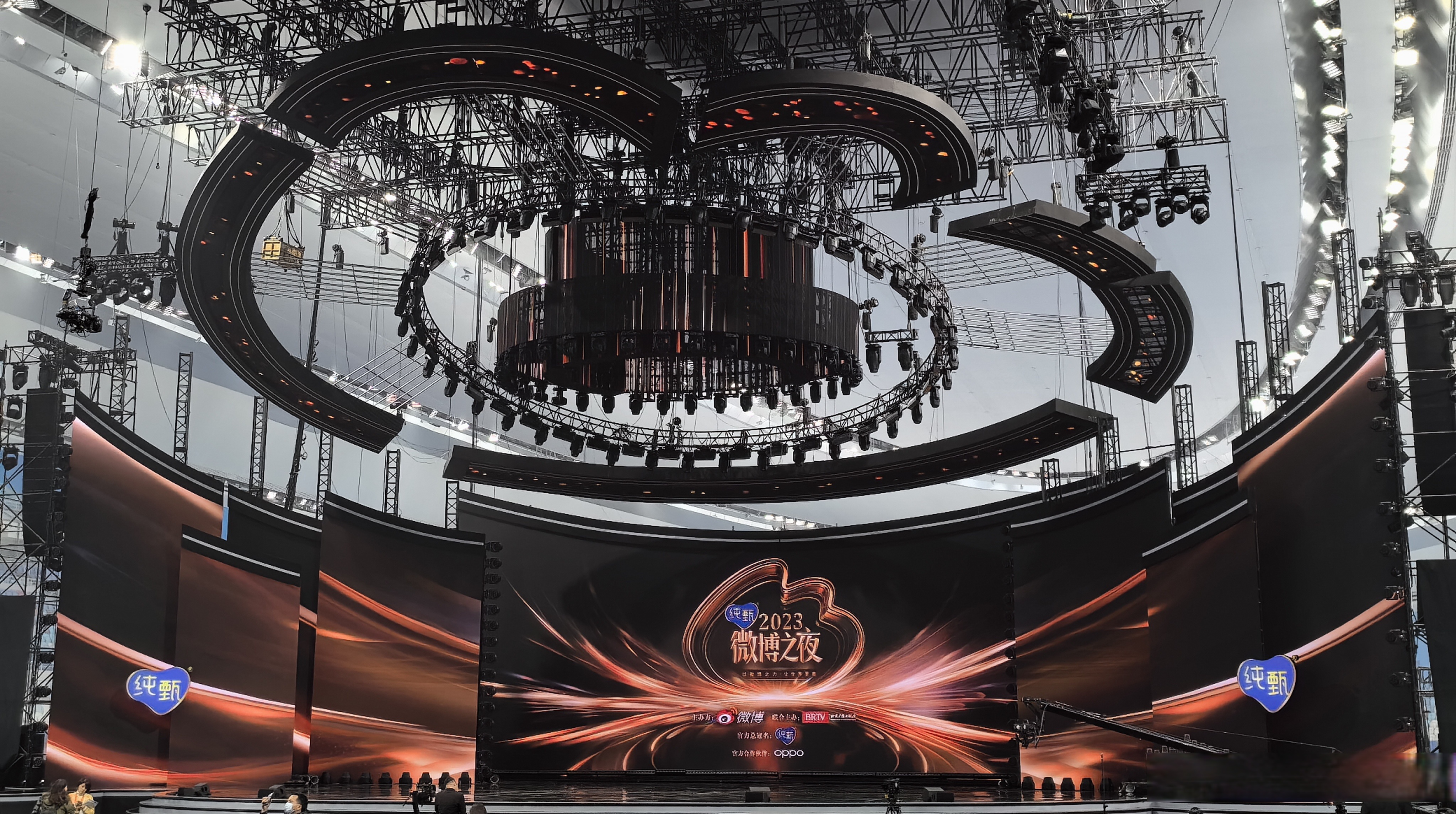 20就到了,稍后的微博之夜盛典想看哪位明星,我给你拍