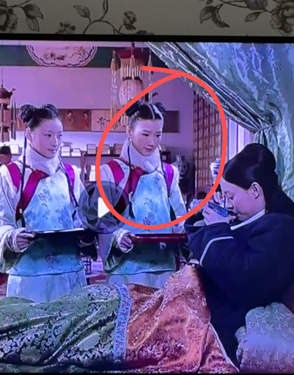 刷了第二遍甄嬛传才发现清凉台果郡王的两个丫鬟里面,有一个是毛晓彤