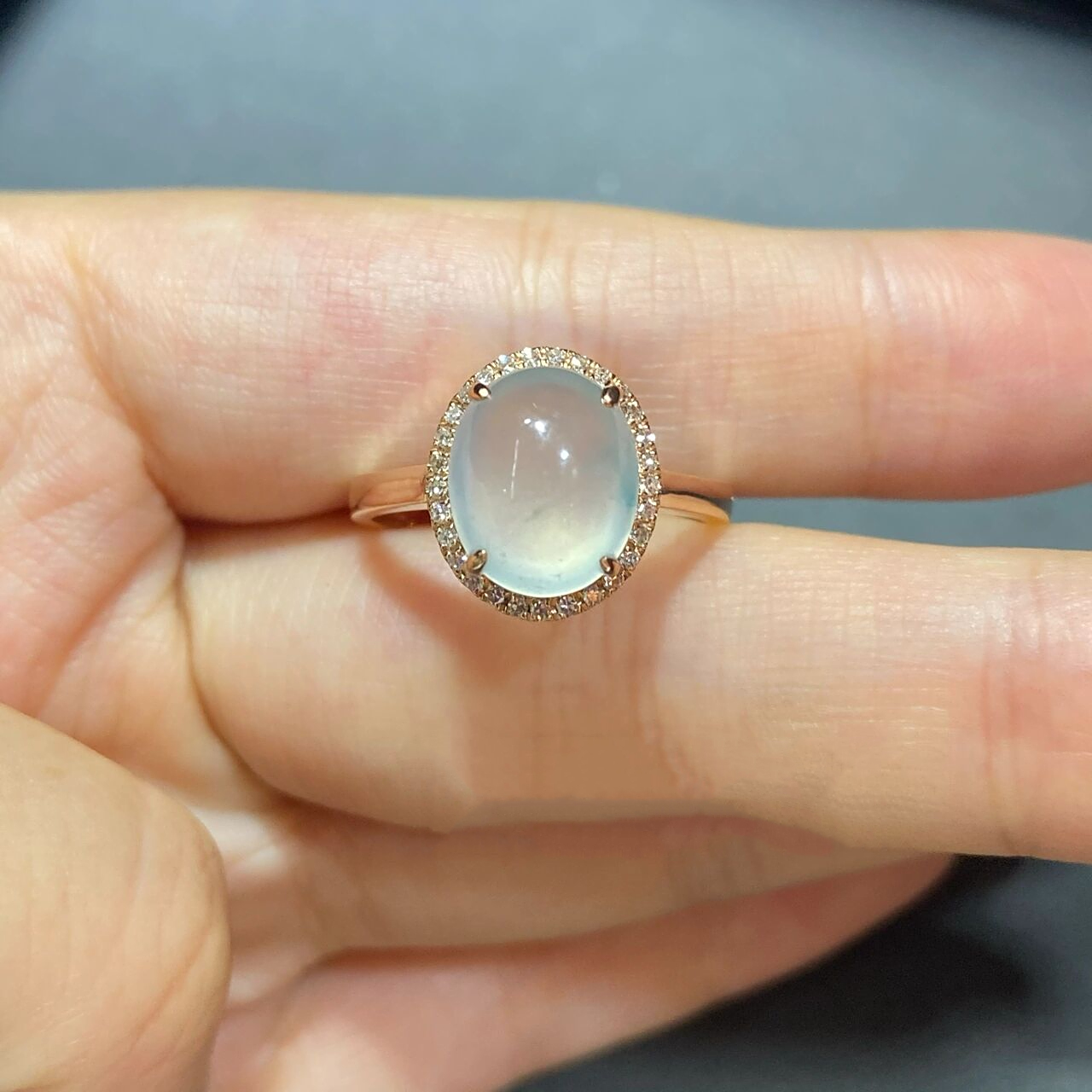 93我们家镶嵌过的翡翠白冰蛋面戒指款式分享 hello!薯宝宝们大家好!