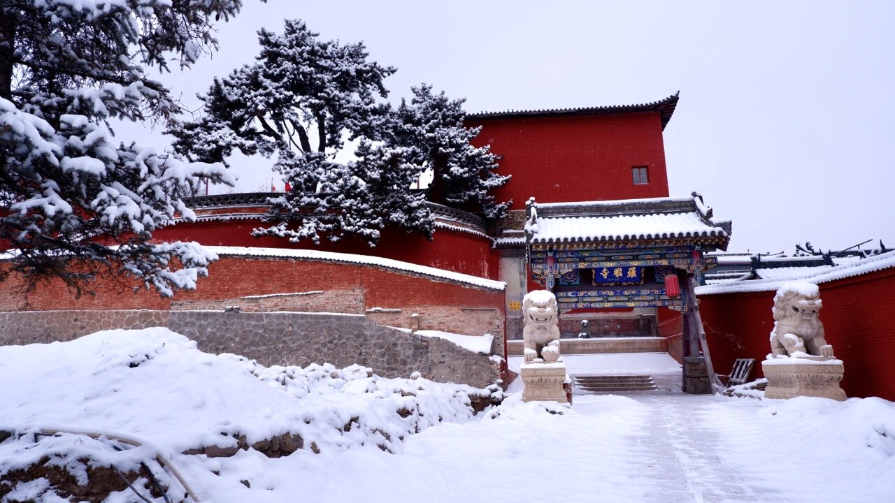 五台山雪景寺庙图片