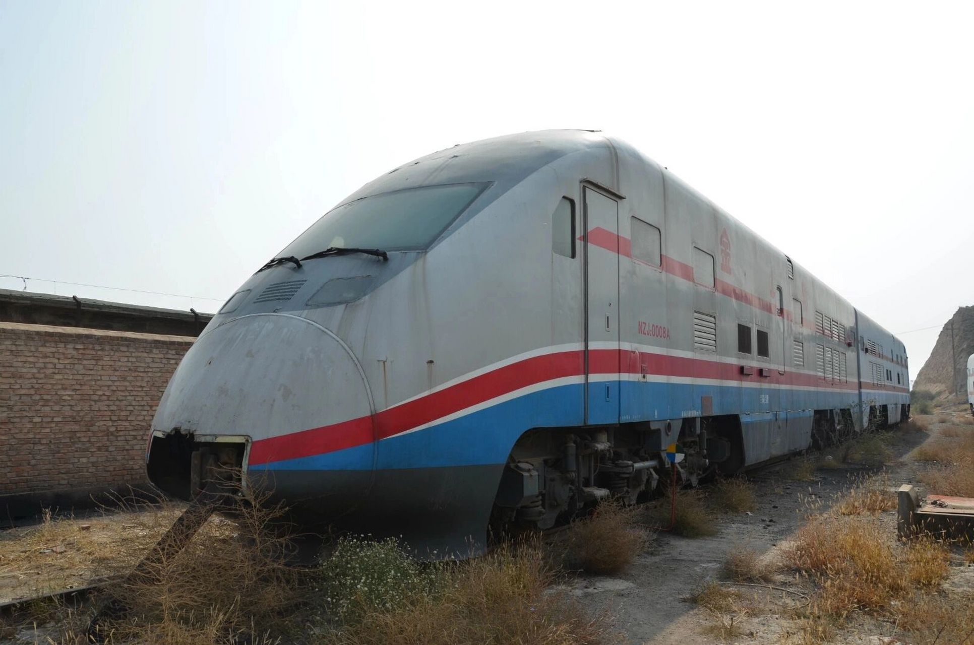 金轮号共有5组机车,2列单层拖车和2列双层拖车,正式名称为nzj2,即"内