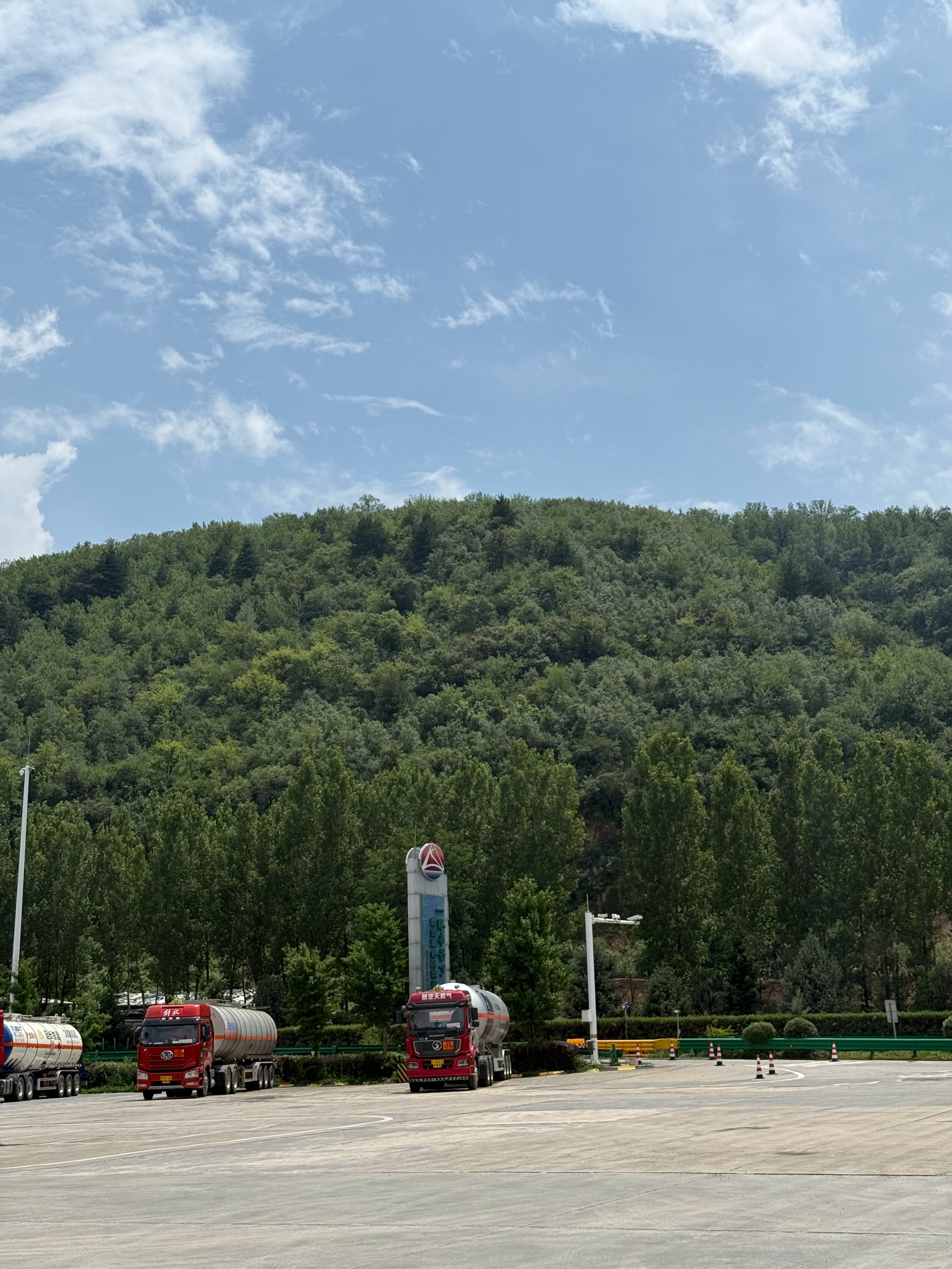 延西高速上延安方向的延安服务区 只有四个国家电网的充电桩 另外4个