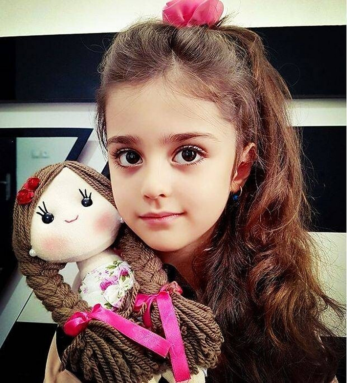 大眼睛双眼皮很美可是在伊朗有个叫做mahdis的小女孩被大家称为"全球