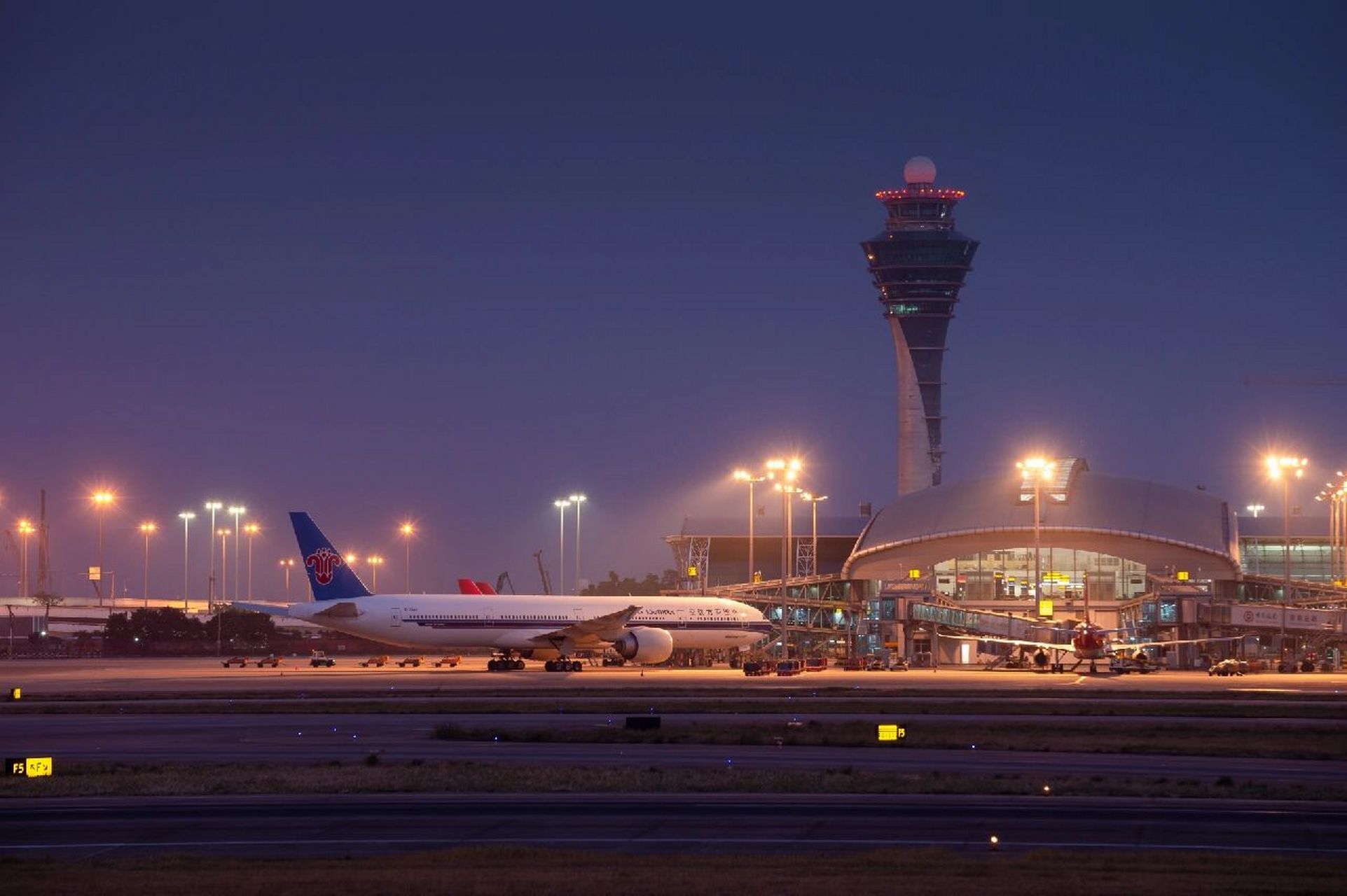 白云机场夜景航站楼图片