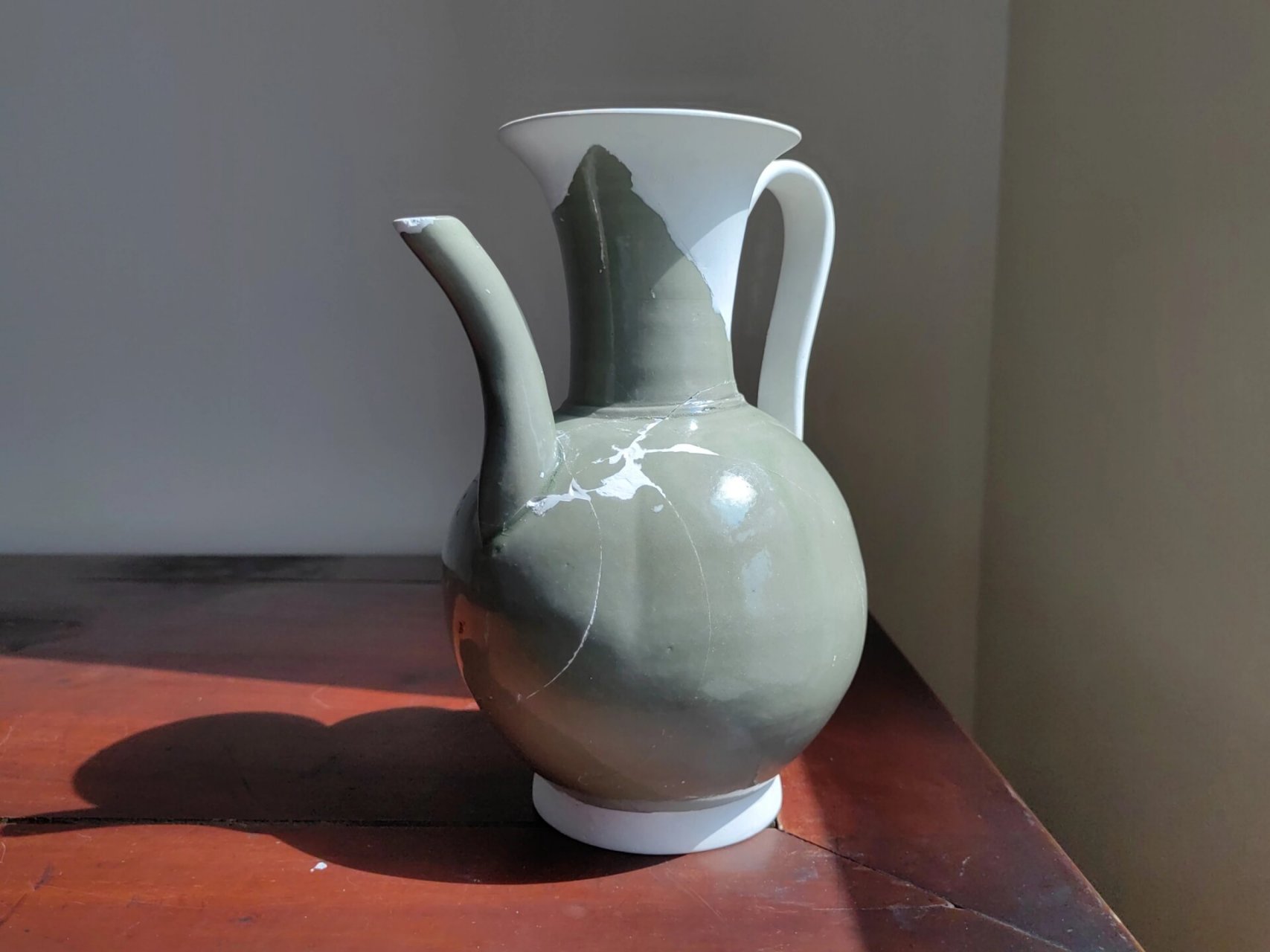 五代越窑秘色瓜棱执壶 此壶曾经在苍南县博物馆展览过,器物高档,颜色