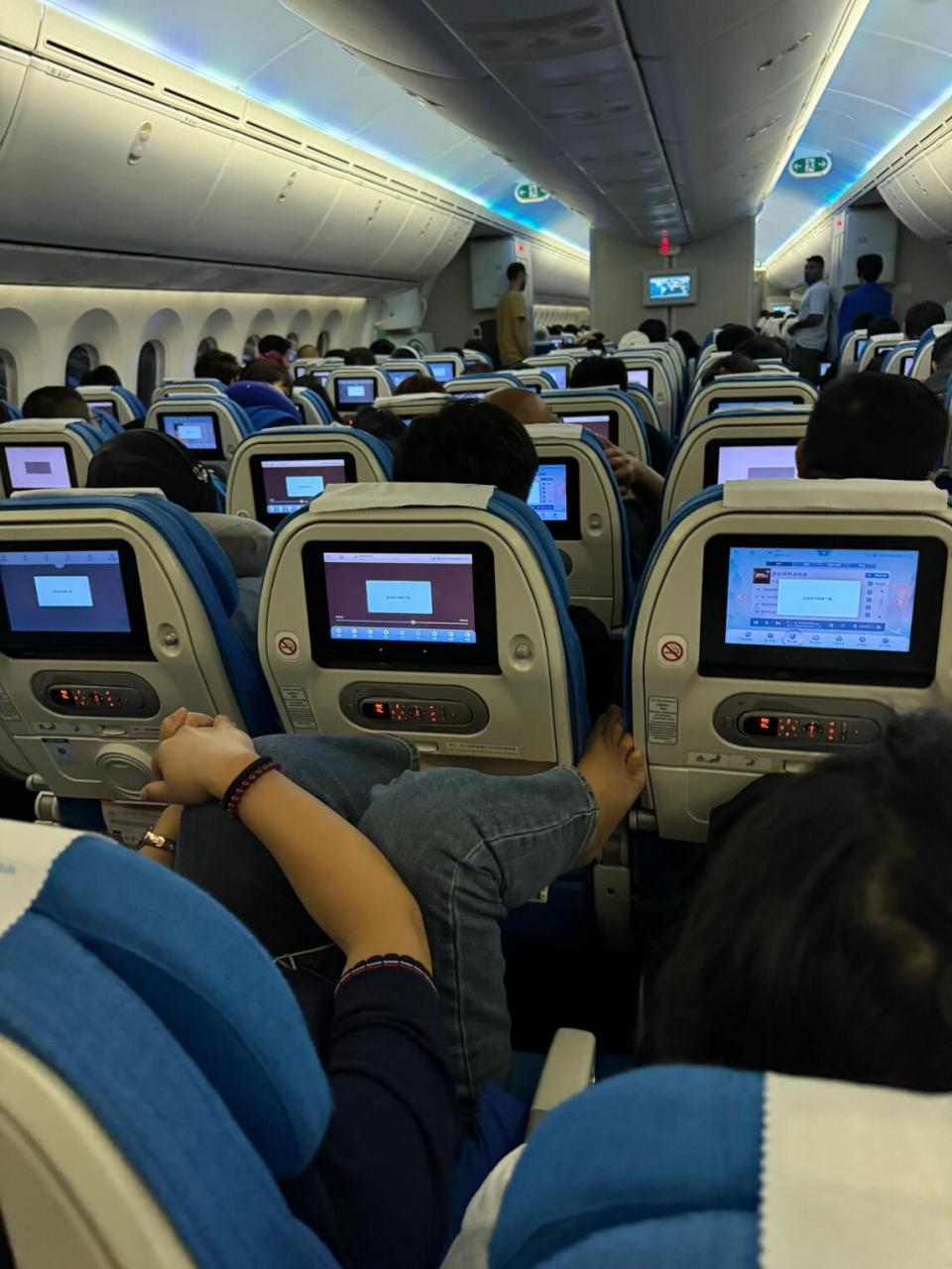 拍摄于北京到多哈,mf845厦门航空,机型波音787-8 我们的同胞,除了进食