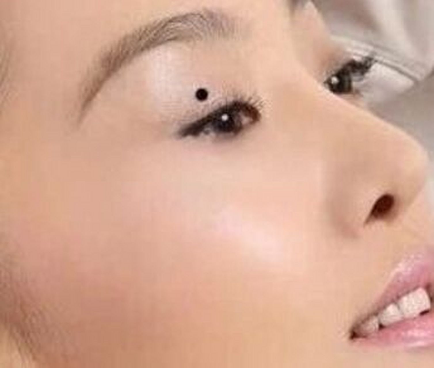 女人眼皮有痣都有什么样的说法呢 左眼皮长痣,这种痣相对于个人感情的