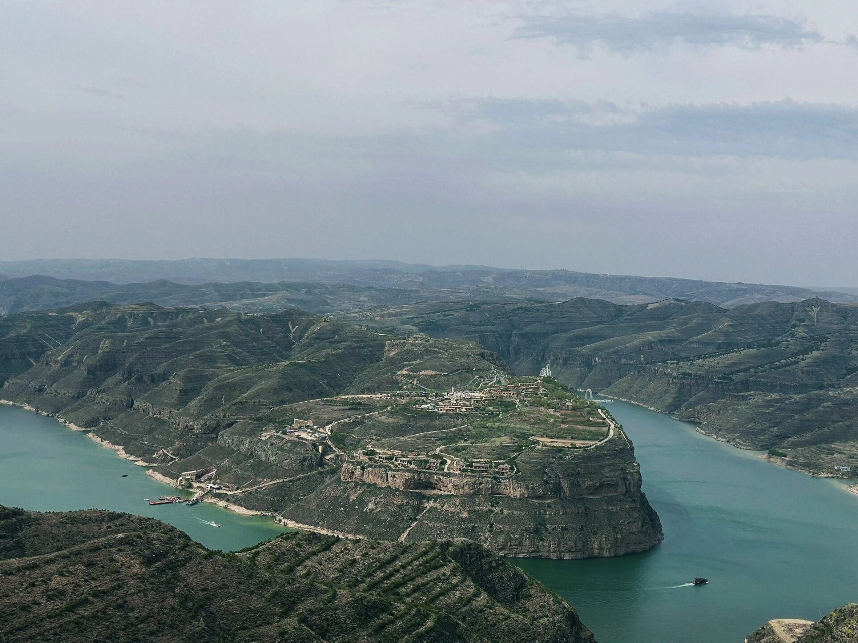 天下黄河第一湾-乾坤湾 乾坤湾位于山西省永和县打石腰乡河会里村和