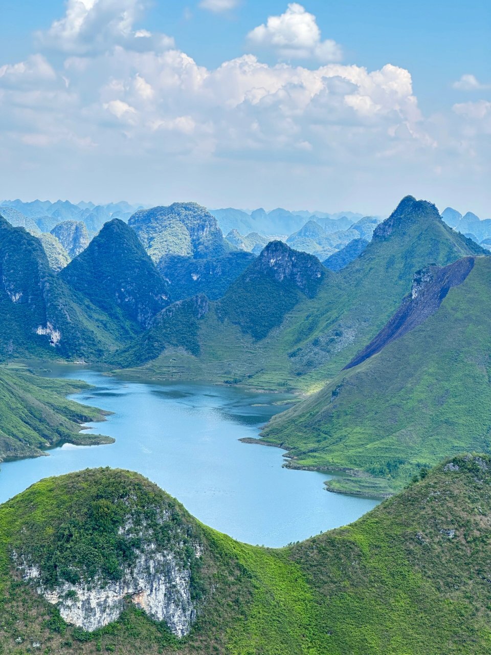剑龙山|刀锋山脊上的行者 剑龙山,位于天等县境内,海拔700米,山脊形似