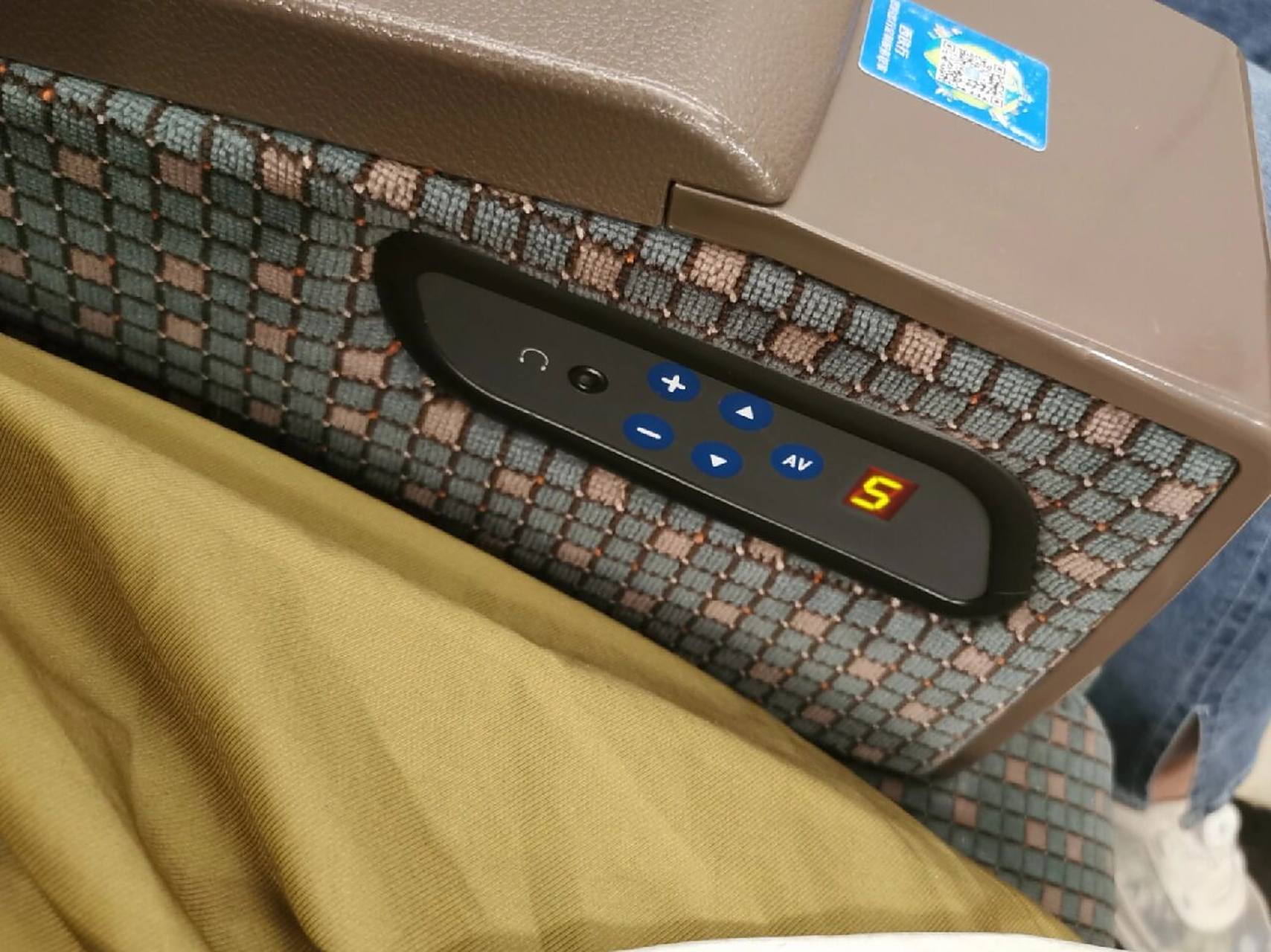 萝卜蹲姐妹们 高铁一等座这个按钮是干啥的 rt 没坐过 怪尴尬滴