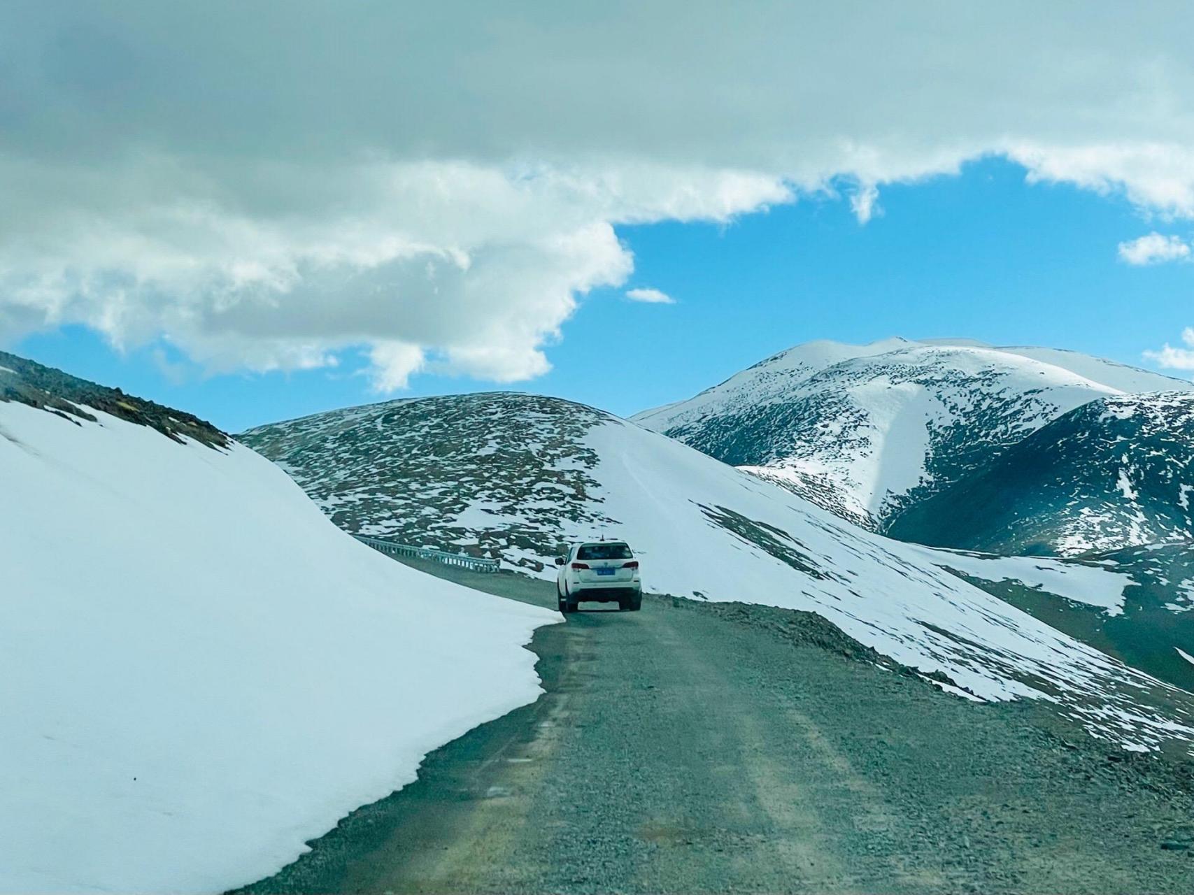 中国最高海拔垭口5899米,位于新疆和田地区和田县,空喀山口边防路