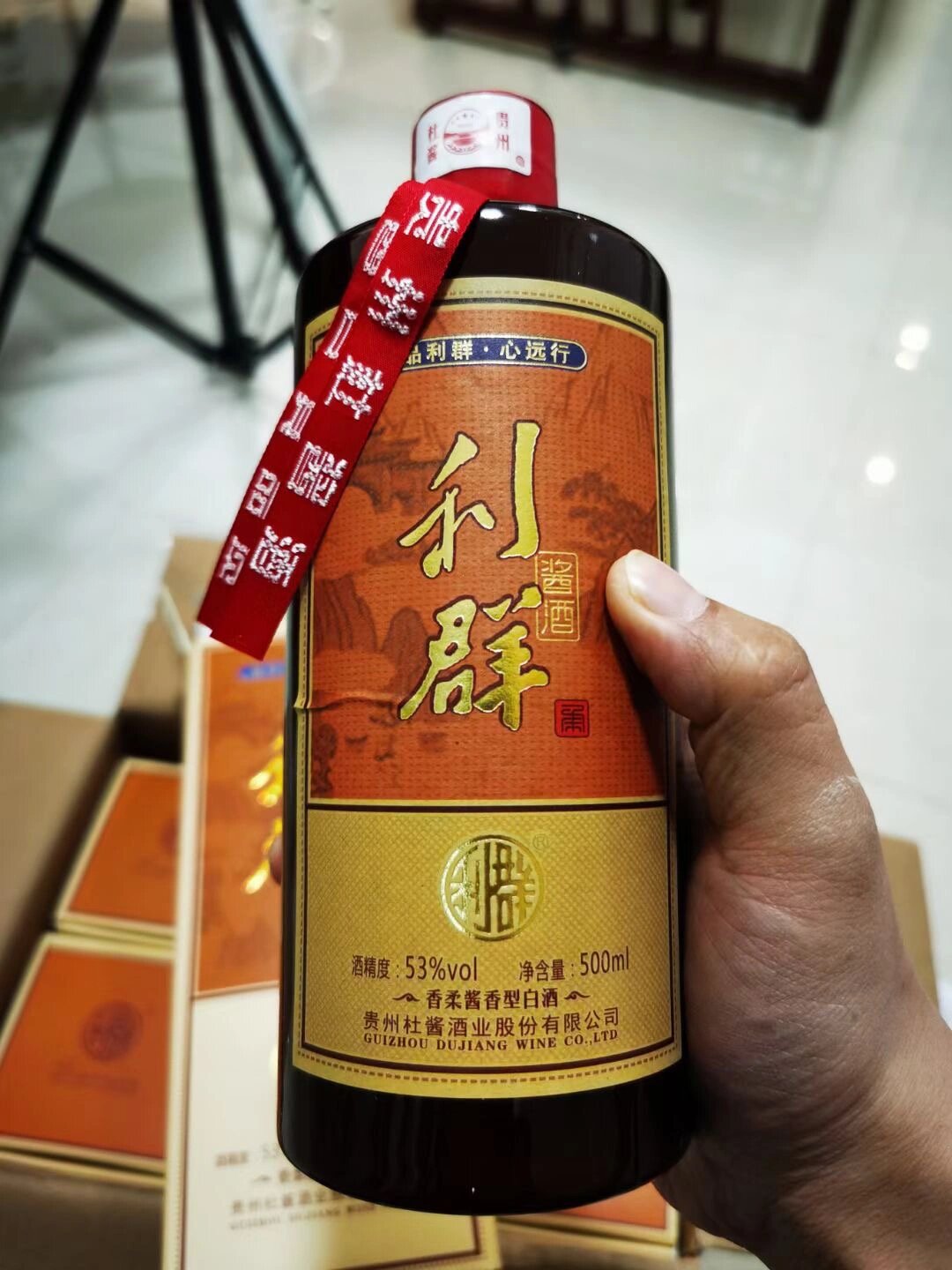 这个酒是茅台镇度,杜酱酒业股份生产 一箱六瓶装53度酱香型白酒 包装