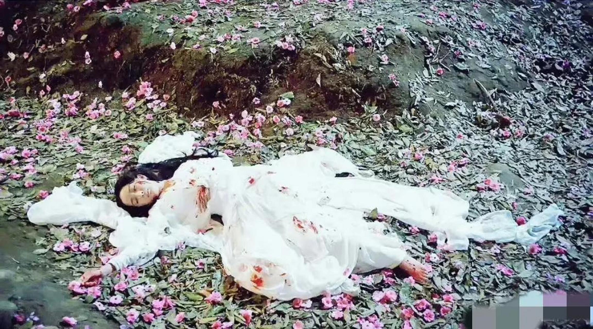 杨幂在三生三世十里桃花中跳下诛仙台,满身伤痕的落在十里桃林,这一幕