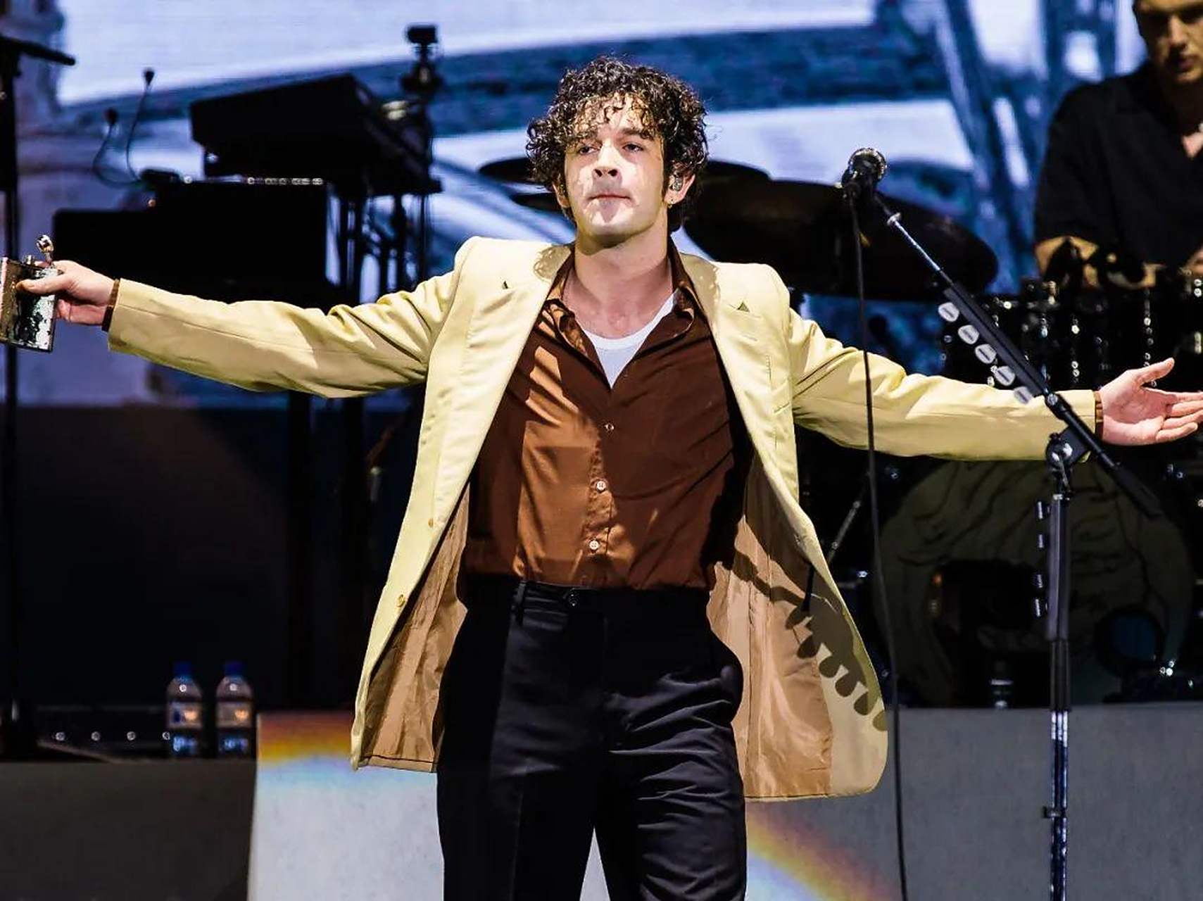 the 1975 的 matty healy(马蒂·希利)最近回到美国继续他的北美巡演.