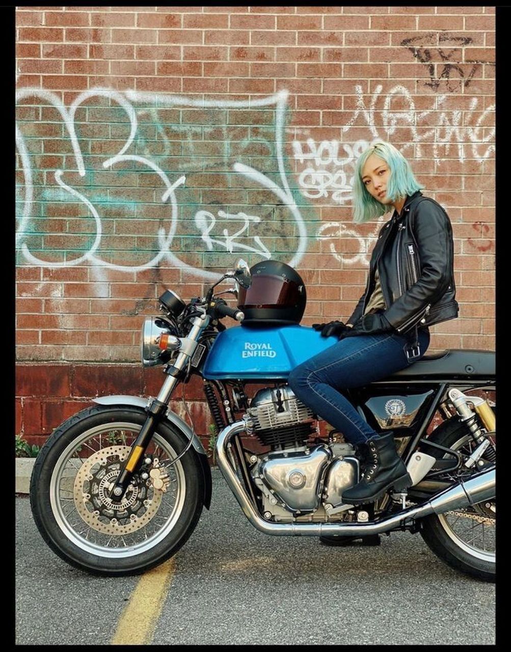染了头发穿着皮衣骑着大型摩托车的螳螂女 螳螂女pom klementieff在
