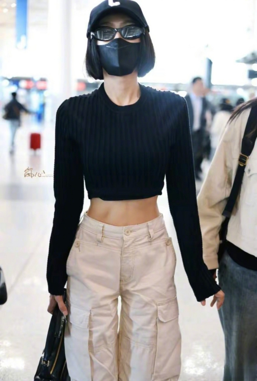 秦岚什么时候偷偷举得铁#这张马甲线朵拉…肩腰比,腰臀比好完美,站屯