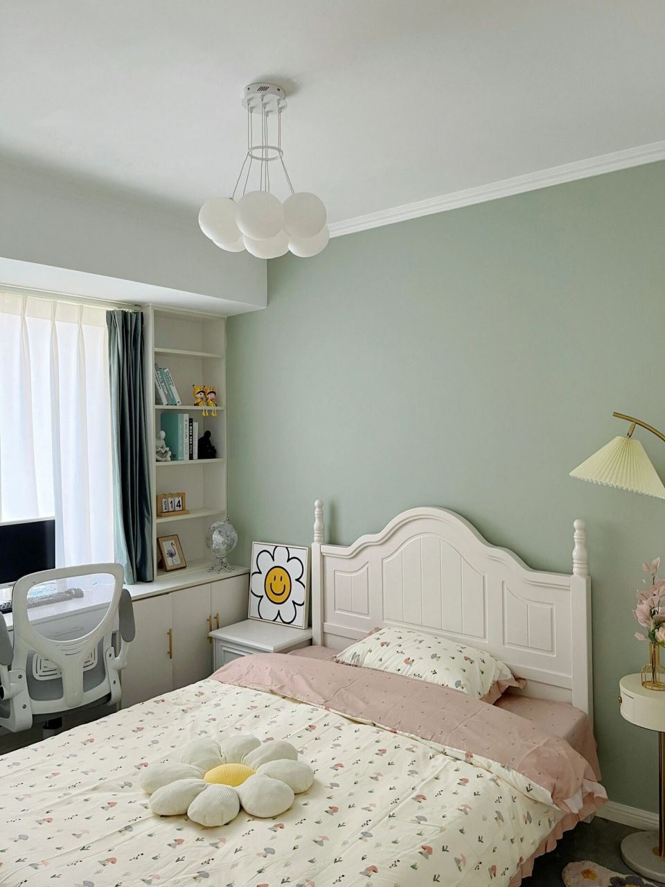 靠窗书桌书柜这样设计,卧室多出一间大书房!