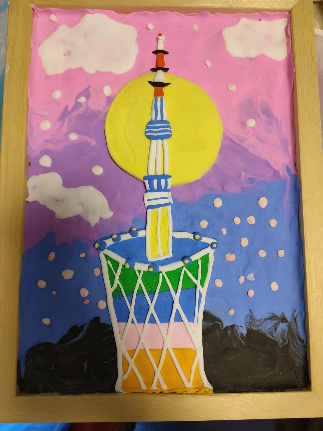《广州建筑》 因为网上分享过不少纸箱木棍做广州塔的手工教程,我于是