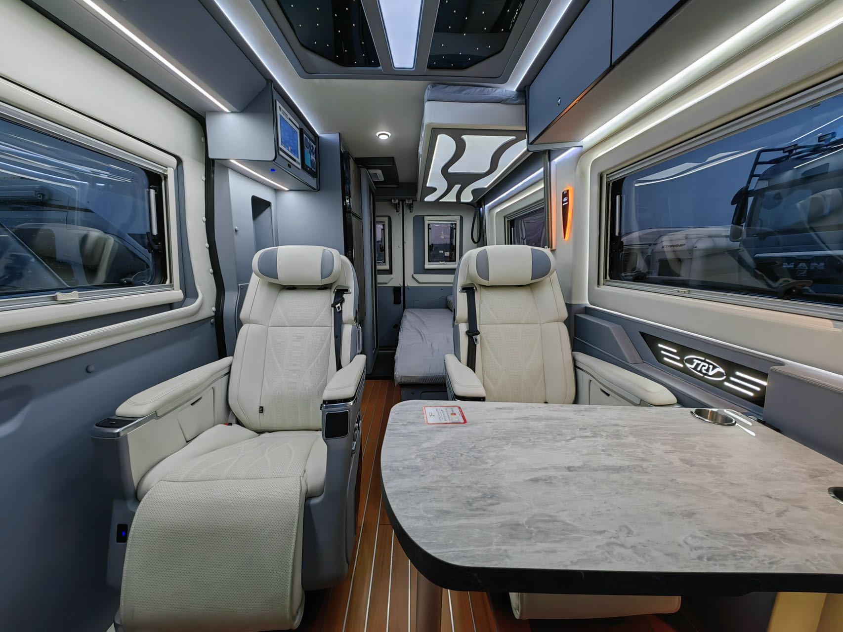 江旅金犀牛f350srw进口四驱越野房车.