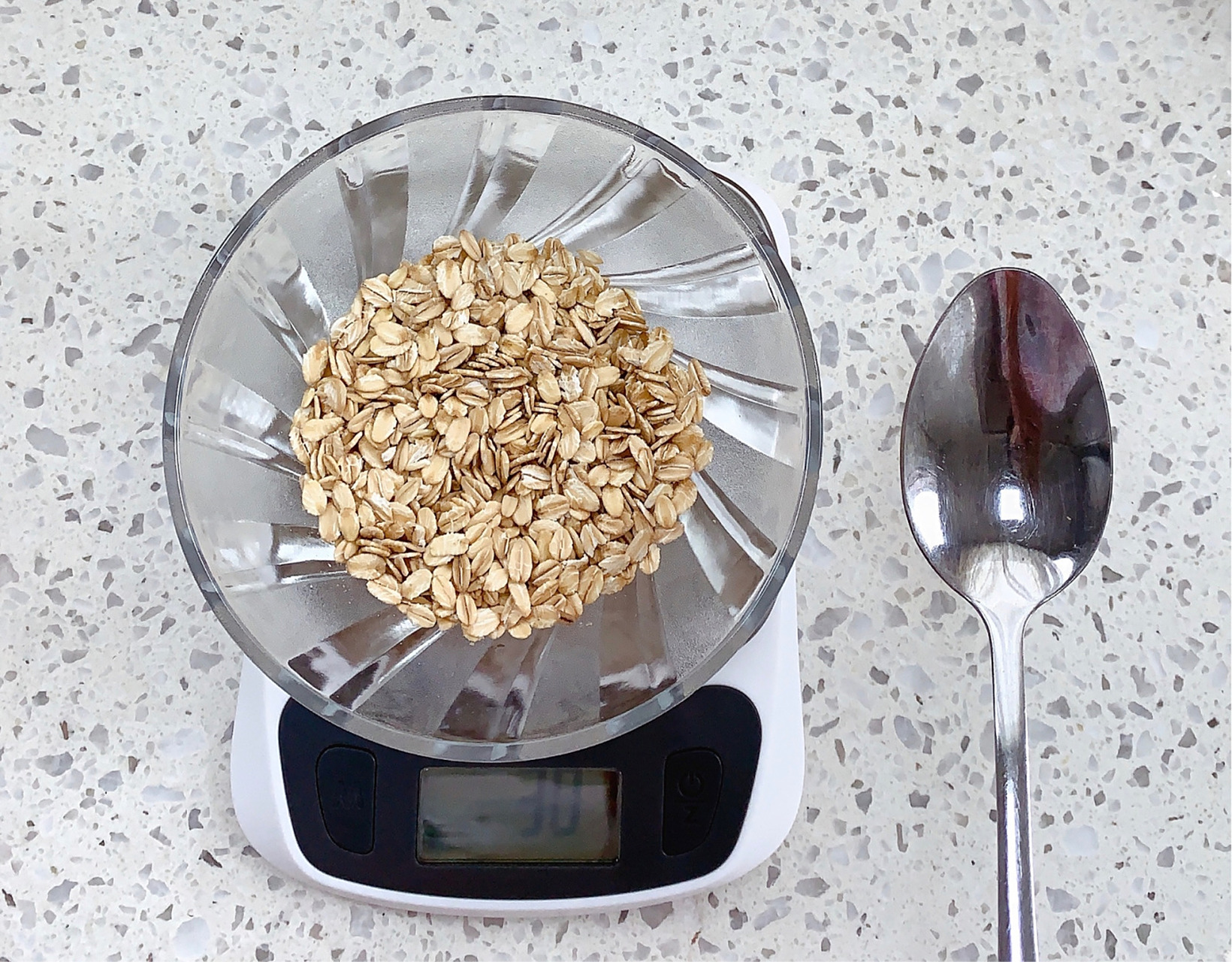 燕麦热量03 纯燕麦30克,无添加的那种 图中的勺子满满三勺[并不简单